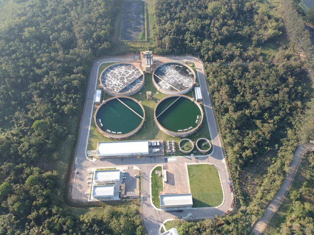 The four large concrete treatment tanks of the new Jarivatuba plant in Joinville, Brazil triple the town’s sewage treatment capacity to 600 liters/second.
