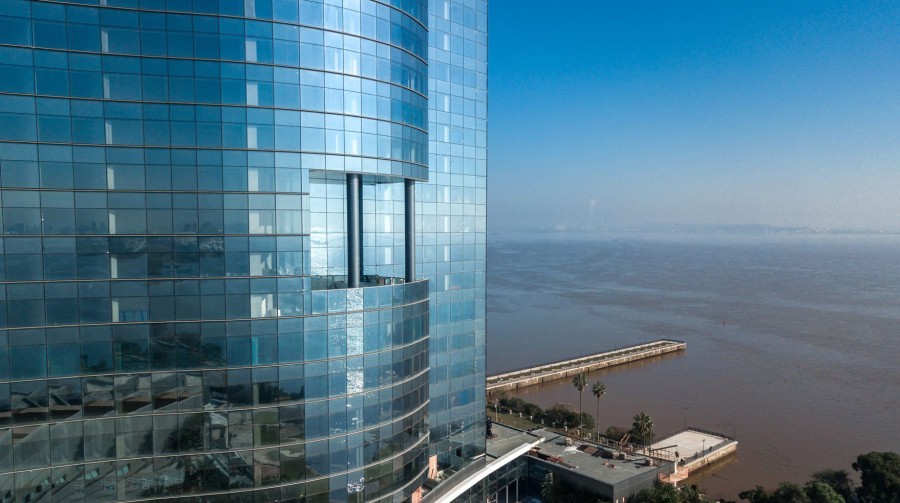 Designed by Guilherme Takeda, the project’s architect, the Parque do Pontal has sustainability features certified by AQUA-HQE to meet global environmental requirements.
