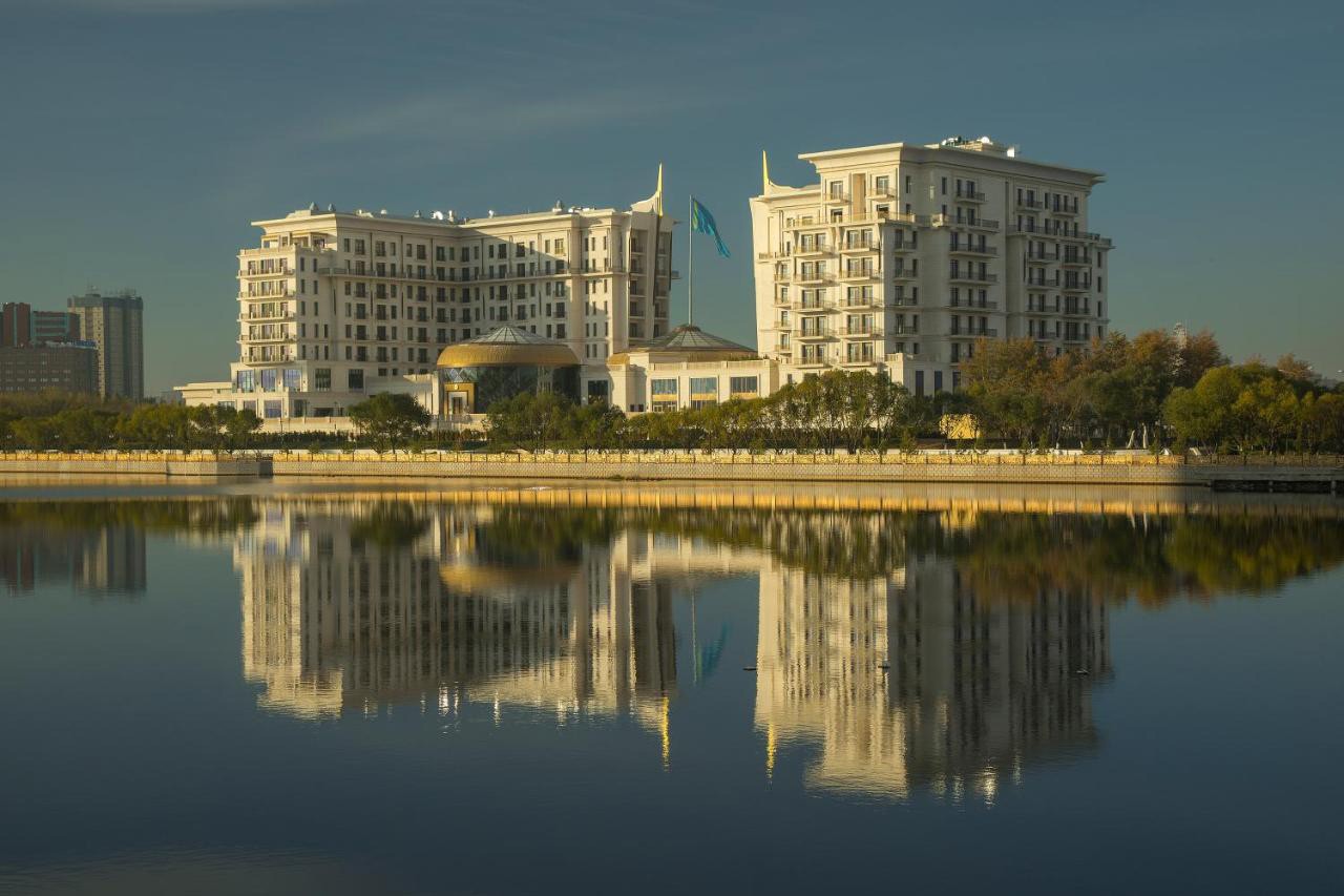 The leaks emanating from the front side of the St. Regis Astana Hotel threatened below-grade concrete structures. The Penetron System provided a rapid – and permanent – solution.
