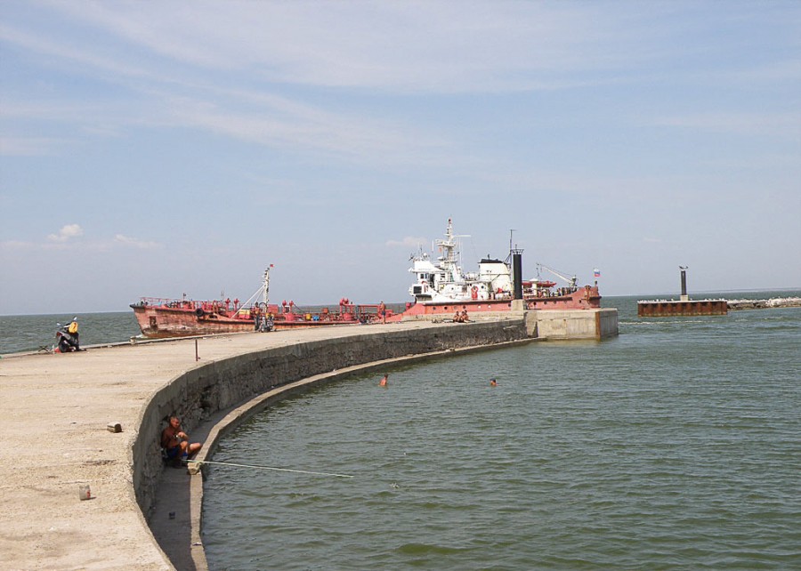 The repairs and expansion of the Yeysk harbor breakwater on the Black Sea increased the port’s cargo shipping capacity.
